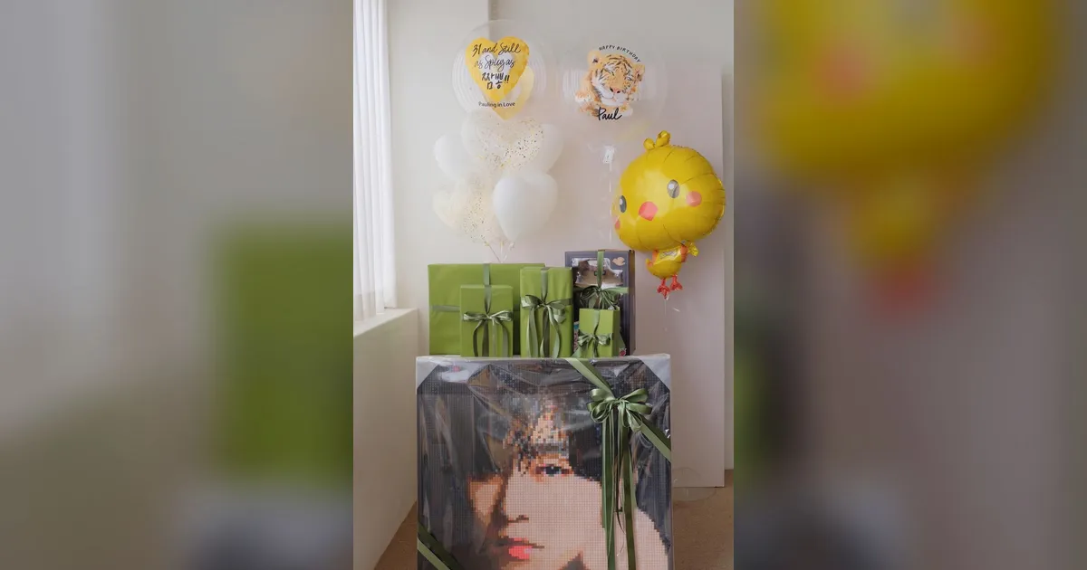 ชุดของขวัญวันเกิดพร้อมลูกโป่งและภาพโมเสกห่อริบบิ้น